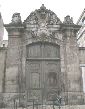 DSCN6830 Entrance to private hotel, La Rochelle