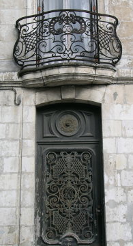 DSCN6838 Doorway and iron work above, La Rochelle