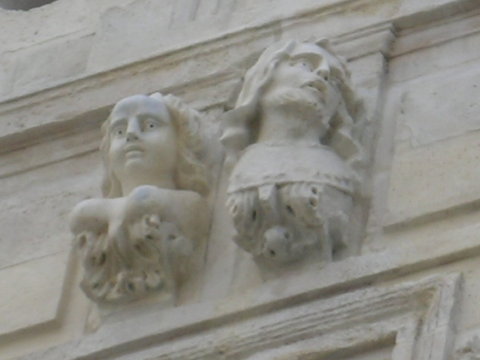 DSCN6868 Carved figures, Building early 17C, La Rochelle