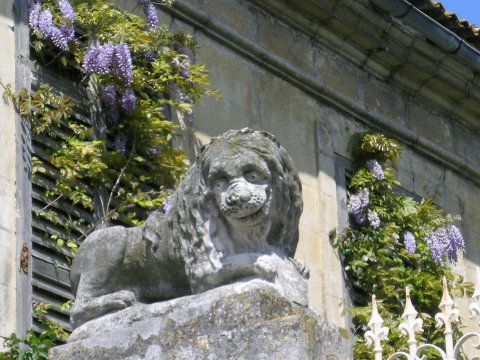 DSCN7074 Lion at an entrance, La Rochelle