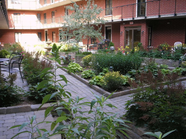 P1080746 (0) Condo courtyard, lower town of Quebec