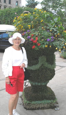 P1080779a (0) Mary Ann by flowers, upper town, Quebec