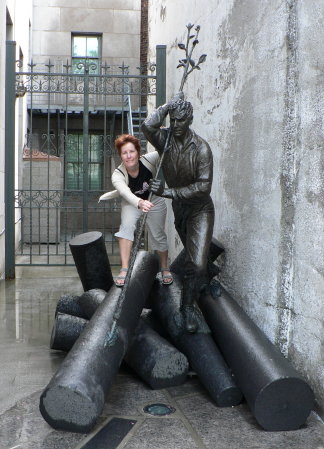 P1080786 Jane by statue of logger, upper town, Quebec