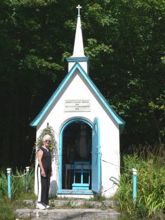 P1080862 Mary Ann by roadside chapel, north of Quebec City