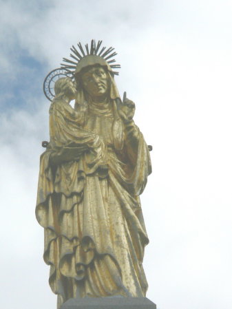 P1080872 Statue on Church of St Anne de Beaupre