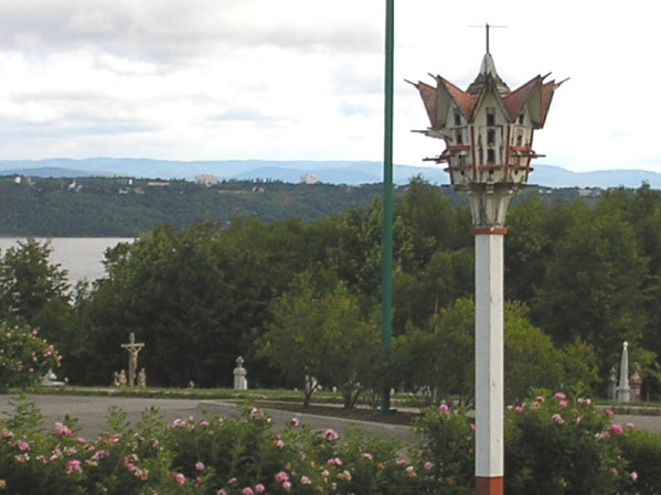 P1090012 (01) Interesting bird house- Saint-Nicholas, S of Quebec City on St Lawrence River