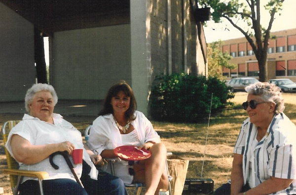 51 - Eleanor (Gray) Dahlheimer, Donna (Dahlheimer ) Moe, Colleen Roscoe